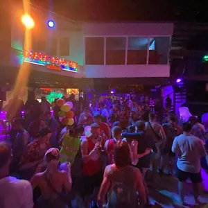 https://blanco-beach-bar-hostel.hotelskophiphi.com